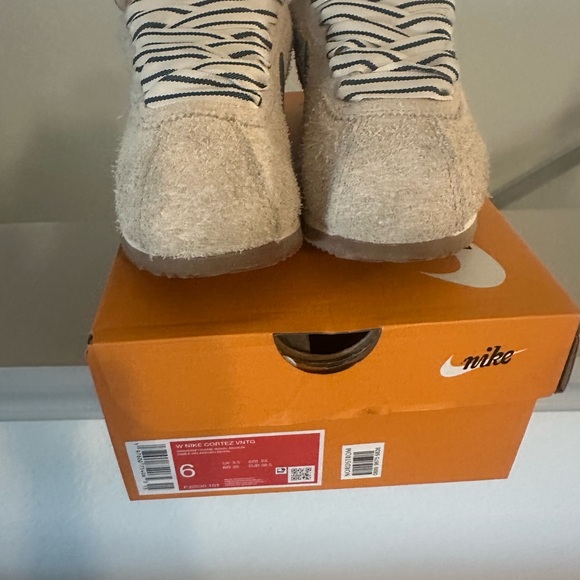 Nike Kids Sneakers in Beige and Blue - Picture 2 of 4